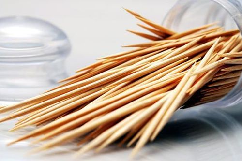 Cái tăm tre, sự xỉa răng và kì bí tăm nước