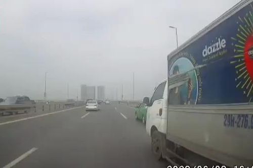 Nóng trên đường: Xe tải lách khe hẹp kiểu điền vào chỗ trống rồi chạy mất hút