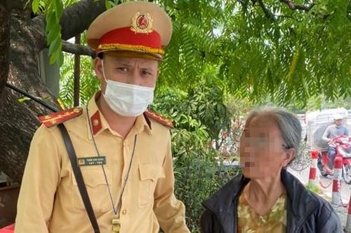 Cụ bà 76 tuổi đi lạc trên cầu Chương Dương, được CSGT tìm người thân