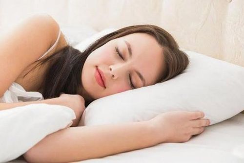 Ngủ không ngang thi, nằm không che đầu, không ngủ hướng Bắc