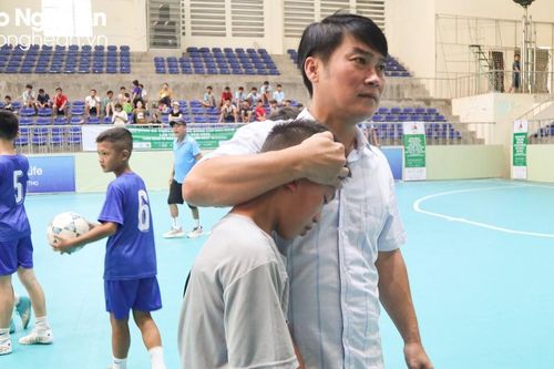 Bên lề sân cỏ: 'Đen do ăn vịt thôi!'