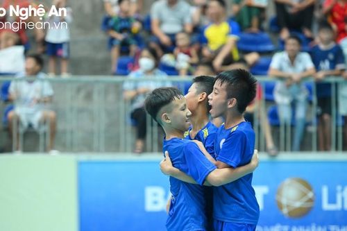Nhi đồng Đô Lương vươn lên đầu bảng sau trận thắng trước Nhi đồng Thanh Chương