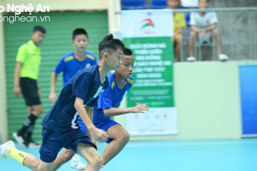 Bên lề sân cỏ: 'Hợp mồ hôi hủng?'
