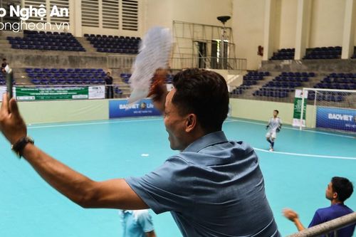 Bên lề sân cỏ: Ám hiệu phất quạt