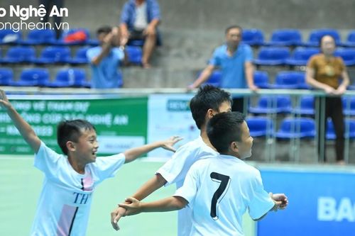 Nhi đồng Hoàng Mai thắng áp đảo Nhi đồng Nghĩa Đàn