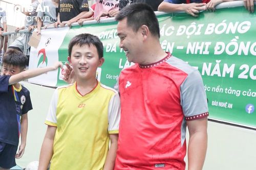 Bên lề sân cỏ: Dẻo như Sáp!