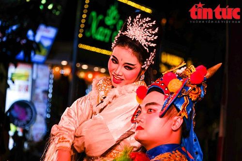 Mang nghệ thuật Tuồng xuống phố