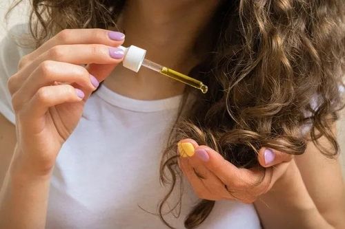 5 mẹo chăm sóc tóc xoăn đơn giản mà hiệu quả ít chị em biết đến