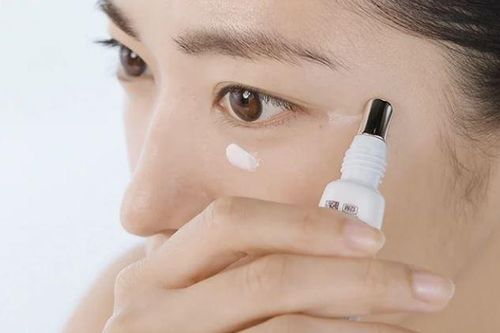 Các bước thoa kem dưỡng mắt hiệu quả, giải quyết triệt để nếp nhăn lão hóa