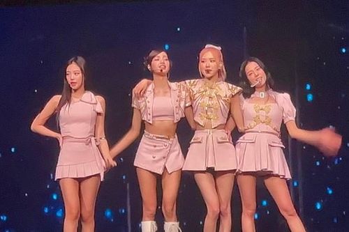 Jennie rời sân khấu ngay khi đang biểu diễn vì lý do sức khỏe