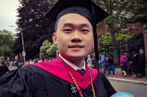 Thạc sĩ Harvard cảm ơn mẹ vì đã tin con có thể vào Ams