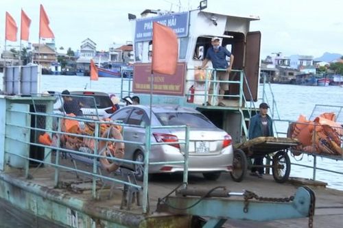 Quảng Nam: Người dân mong ngóng chuyến phà an toàn ra xã đảo Tam Hải
