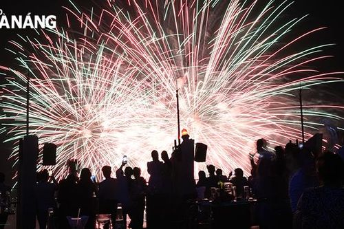 Ban giám khảo nói gì về đêm trình diễn của đội Canada và Pháp