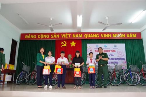 Hội Phụ nữ khối trực thuộc Hội Liên hiệp Phụ nữ tỉnh Khánh Hòa Trao xe đạp và học bổng cho học sinh nghèo ở Nha Trang