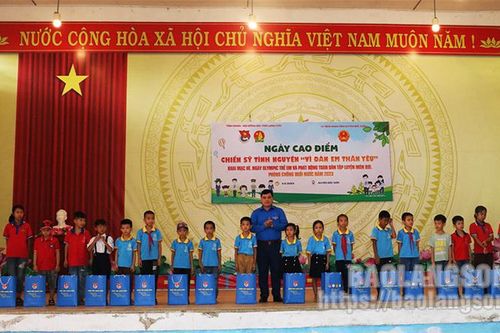 Nhiều hoạt động ý nghĩa trong ngày cao điểm chiến sĩ tình nguyện 'Vì đàn em thân yêu' năm 2023