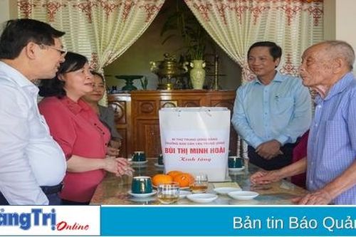 Trưởng Ban Dân vận Trung ương Bùi Thị Minh Hoài thăm, tặng quà cho các gia đình chính sách