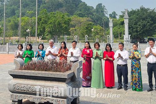 Sở Văn hóa, Thể thao và Du lịch dâng hương tưởng nhớ đồng chí Phạm Hùng