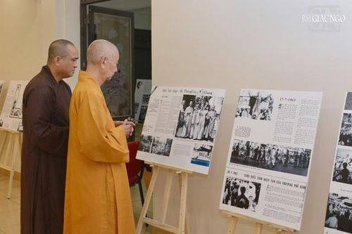 Đức Pháp chủ GHPGVN xúc động xem hình ảnh tư liệu báo chí về Phật giáo năm 1963