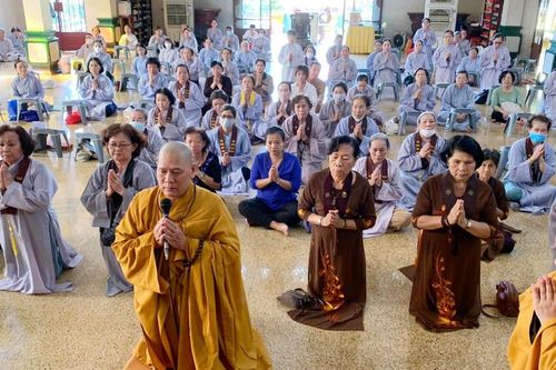 Phật tử cúng dường các trường hạ tại TP.HCM