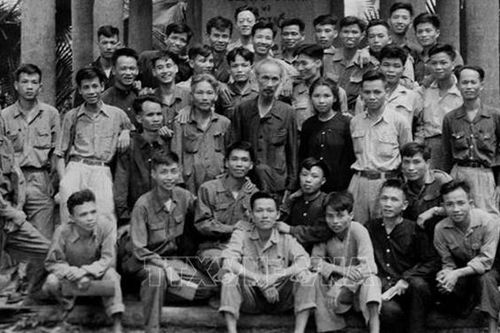Bài cuối: Khen thưởng kịp thời, đúng người, đúng việc