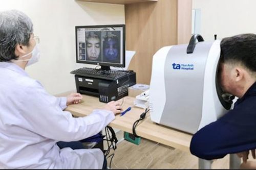 Da mặt 'nổi loạn' vì dùng thuốc corticoid chữa mụn