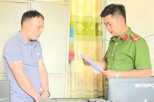 2 cán bộ xã chiếm đoạt tiền điện hỗ trợ người nghèo