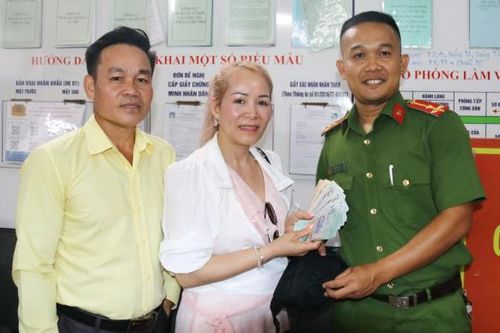 Nữ việt kiều Mỹ xúc động khi được Công an trao lại gần 200 triệu đồng đã đánh rơi