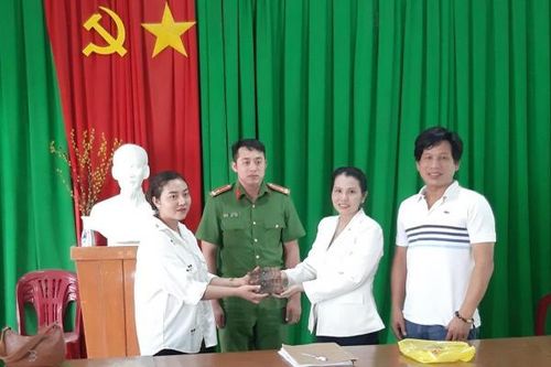 Chở vợ đi làm, bất ngờ nhặt được túi tiền gần 200 triệu