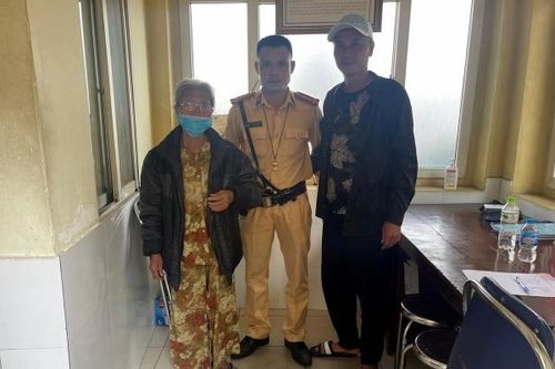 Cụ bà bị lẫn, đi lạc ở cầu Chương Dương được CSGT giúp đỡ, đưa về nhà