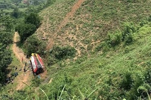 Va chạm với xe máy, xe khách lao xuống vực khiến 4 người bị thương