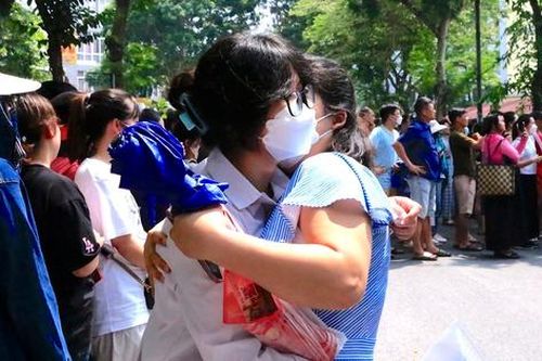 Sĩ tử rạng rỡ, phụ huynh 'thở phào' sau bài thi cuối cùng vào lớp 10 công lập