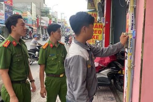 TPHCM: Công an bắt quả tang nhóm đối tượng dán hàng ngàn quảng cáo 'bẩn' mỗi ngày