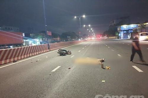 Hai thanh niên thương vong nằm giữa đường, có dấu vết của bánh xe ôtô