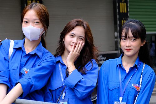 Ngắm nhan sắc những tình nguyện viên xinh đẹp trong kỳ thi vào lớp 10 Hà Nội