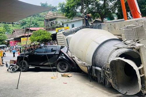 Lào Cai: Xe bồn đâm va xe máy, 2 bố con tử vong, người vợ bị thương