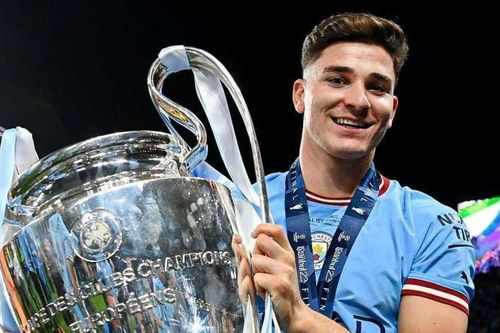 Julian Alvarez đi vào lịch sử ở tuổi 23