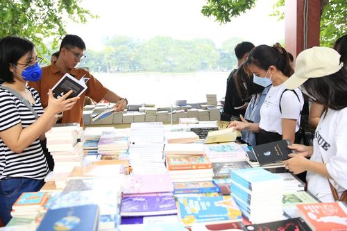 Đội ngũ lý luận, phê bình văn học hiện nay: Lượng dày, chất mỏng
