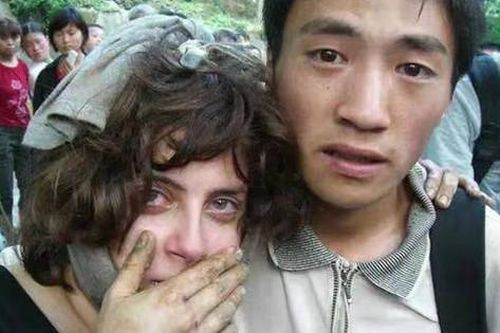 Cuộc hội ngộ đầy nước mắt sau 13 năm tìm kiếm ân nhân trong trận động đất kinh hoàng