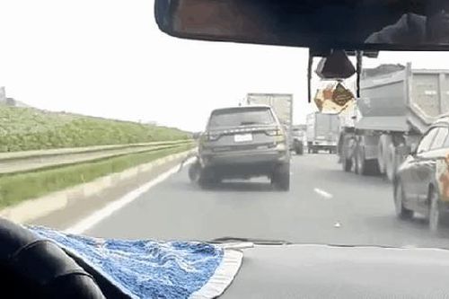 Nổ một bên lốp, xe ô tô vẫn đi băng băng trên làn 100km cao tốc Pháp Vân - Cầu Giẽ