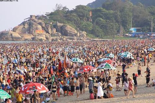 Hàng nghìn người đổ về Sầm Sơn chen chúc tắm biển dịp cuối tuần
