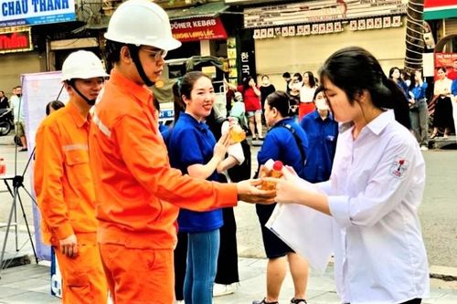Sắc vàng, cam, xanh của các lực lượng hỗ trợ, tiếp sức thí sinh thi lớp 10 vượt vũ môn