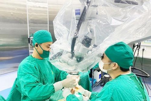 Cắt cây trên đồi, người đàn ông bị đứt rời cẳng chân
