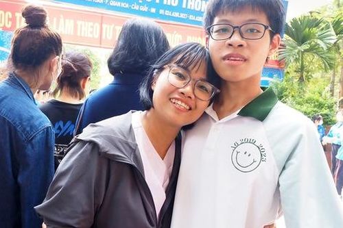 Xúc động câu chuyện của người mẹ vượt hơn 10.000 km về đưa con đi thi vào lớp 10