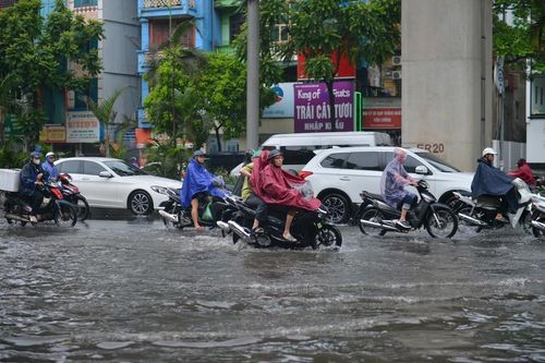 Nhiều tuyến phố Hà Nội ngập sau mưa lớn