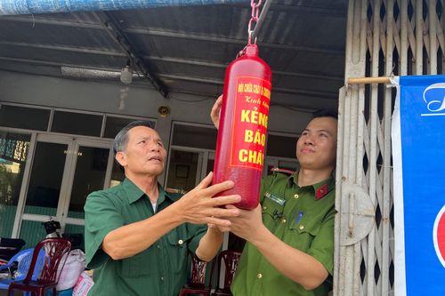 Độc đáo chiếc kẻng báo cháy tái chế từ bình cứu hỏa