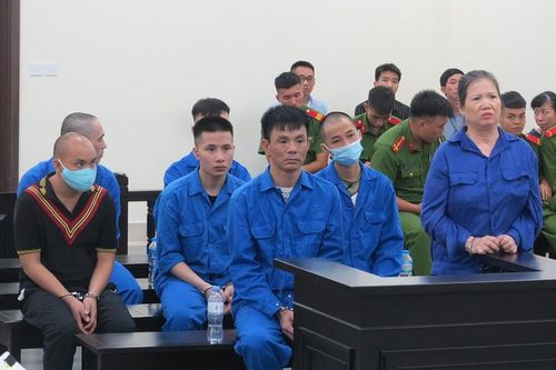Nhóm đòi nợ thuê ngang ngược 'lập chốt' trước cửa nhà dân