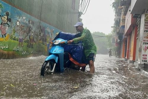 Hà Nội: Mưa lớn, đường ngập, nhiều người phải dắt xe