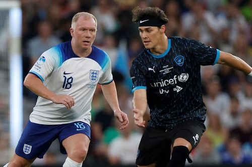 Paul Scholes sút xa ghi bàn rồi chấn thương