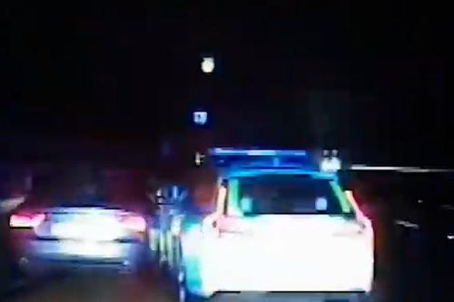 Tài xế Anh đâm vào xe cảnh sát rồi bỏ chạy hơn 200 km/h