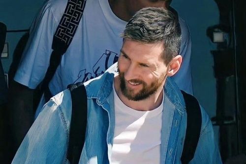Messi đeo đồng hồ tông tím khi đến Trung Quốc